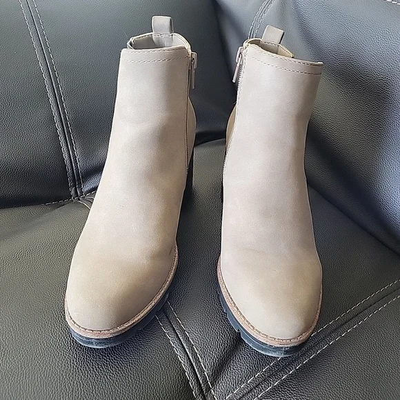 Madalynngore Tan & Black Boots Heel Size 6M Man Made Botties Pumps - Picture 2 of 6